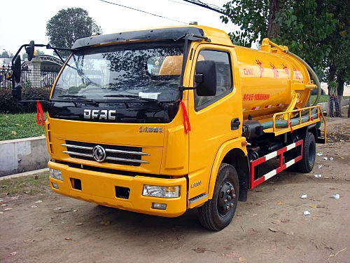 多利卡5方吸污車
