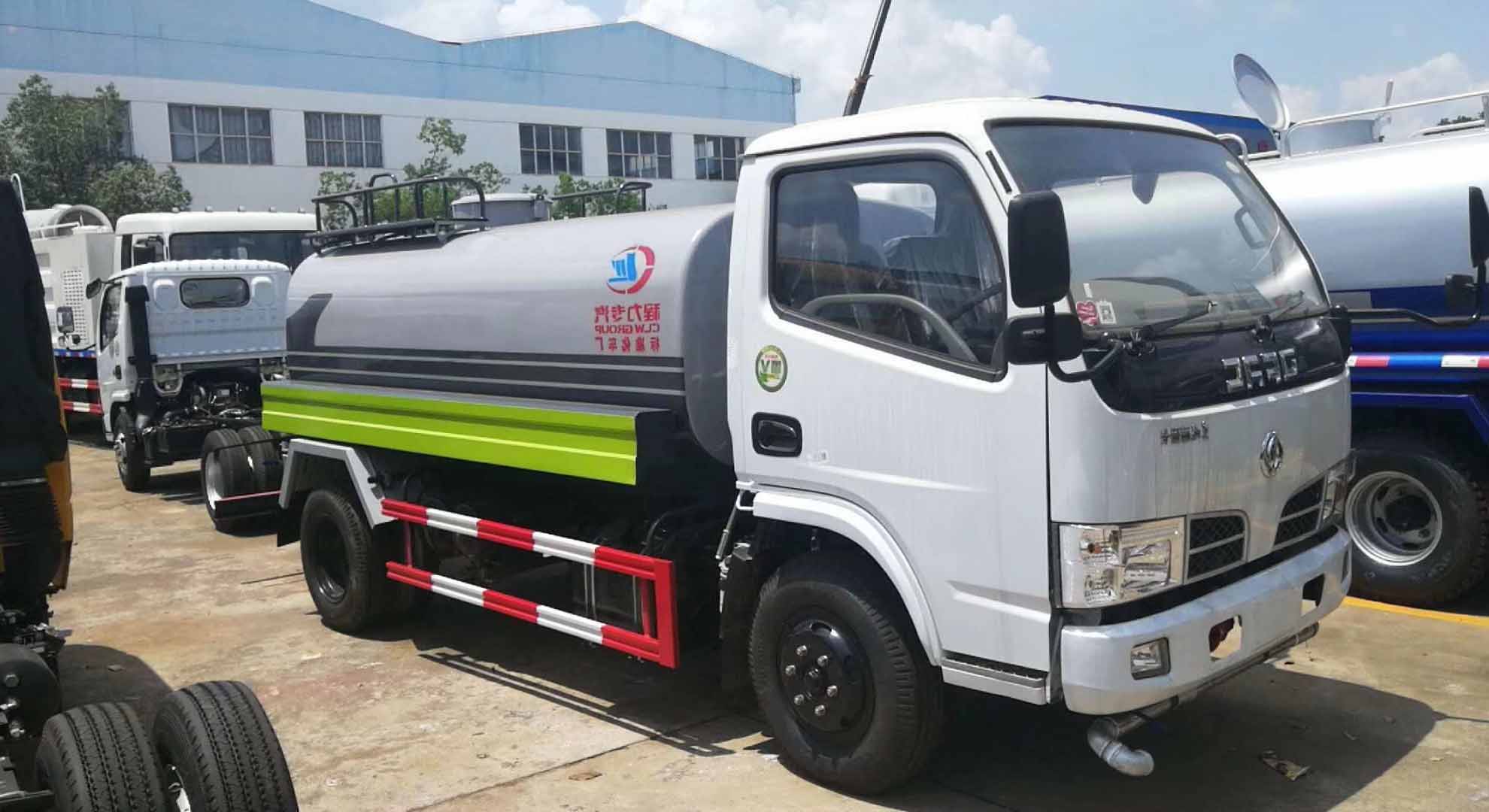8方灑水車新款