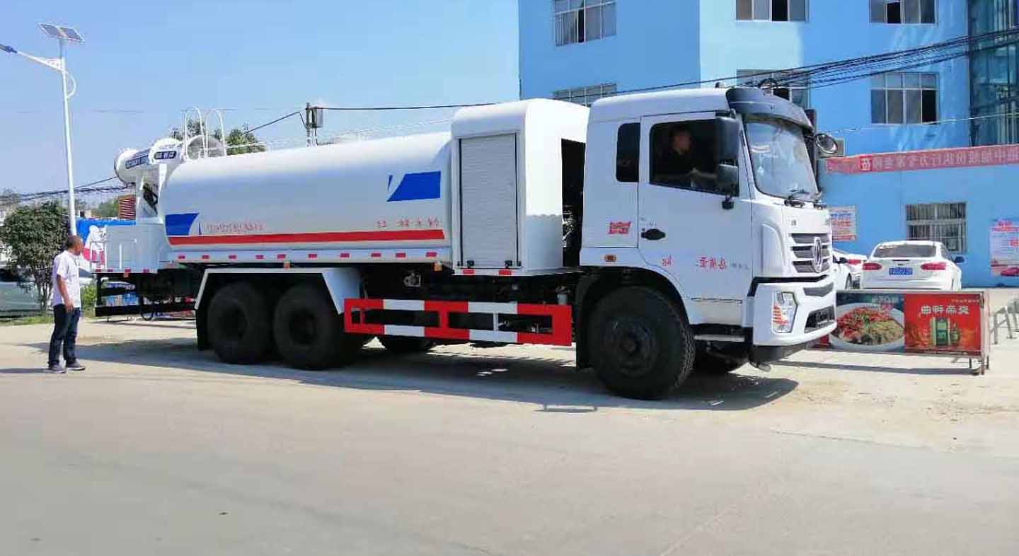 東風新款后雙橋灑水霧炮車（國五）