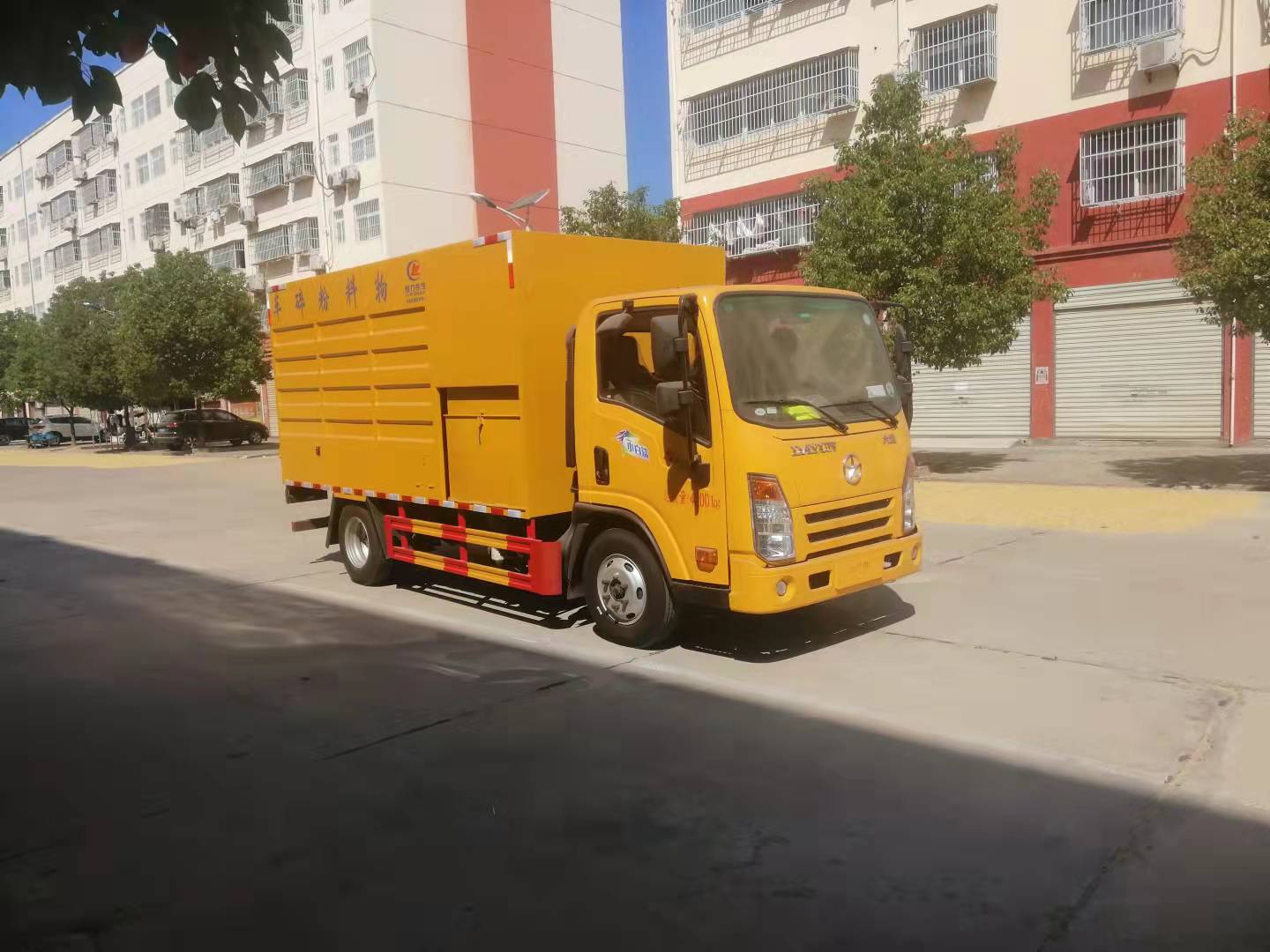 高速公路綠化帶修剪車:藍牌國六物料粉碎車