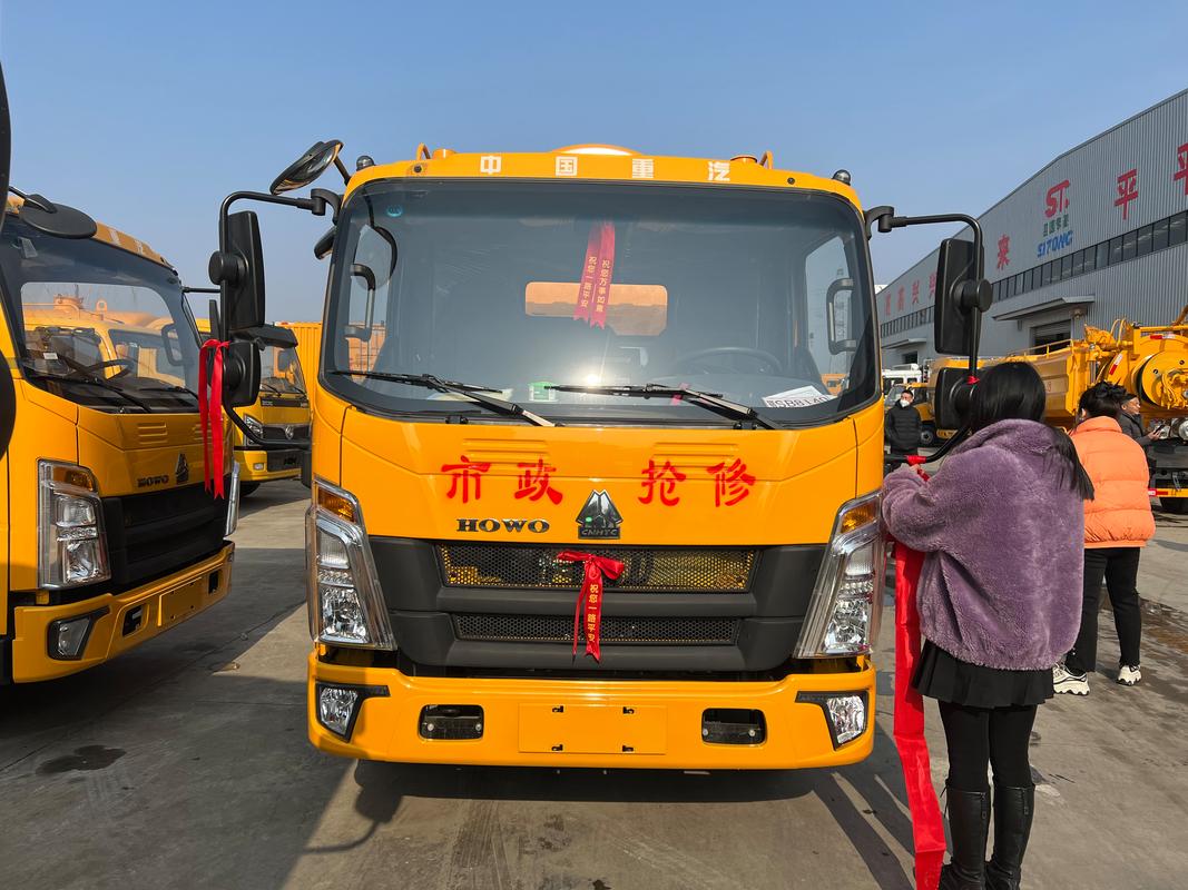 湖北隨州重汽豪沃藍(lán)牌4 2清洗吸污車