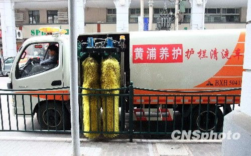 上海環衛新型清洗車街頭自動洗欄桿