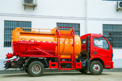 吸污車
