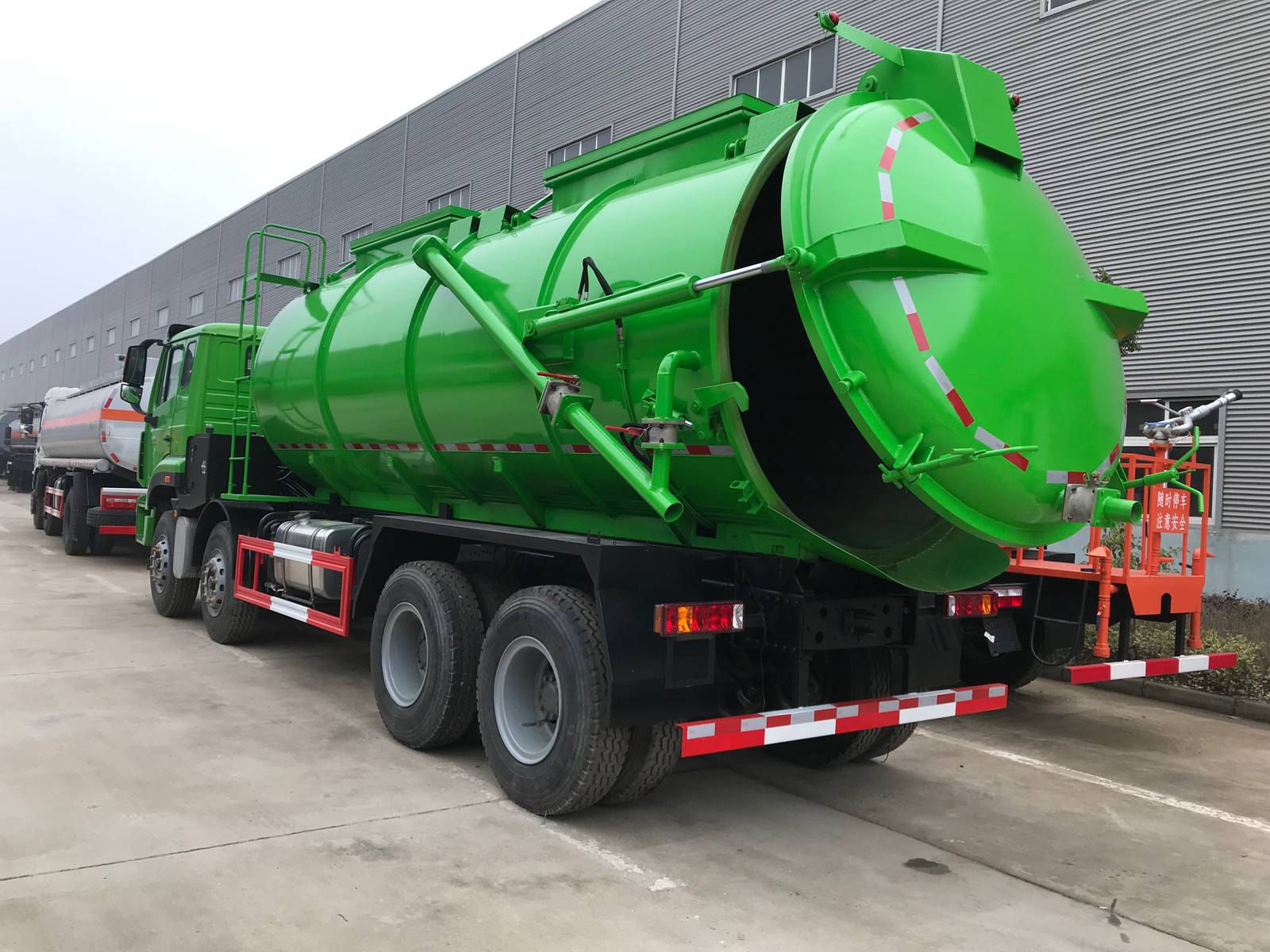 重汽豪瀚前四后八20.4方吸污車